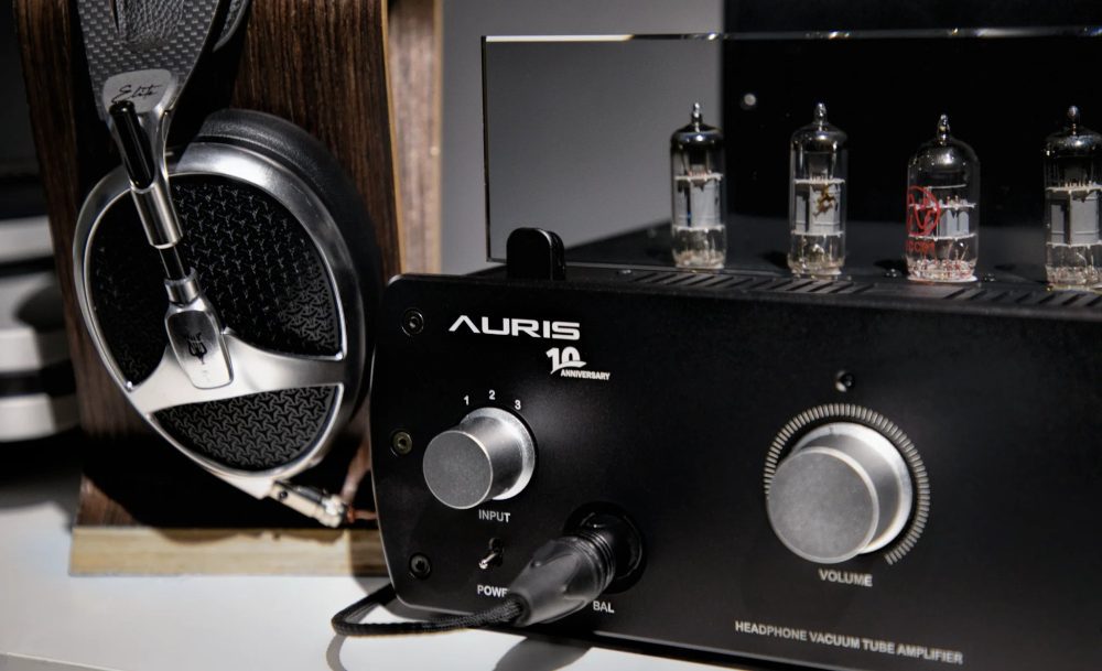 Auris HA-2SE+ front with attached Meze Elite headphone on stand