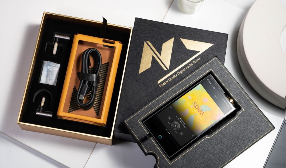 Cayin N7 player in retail box with included accessories