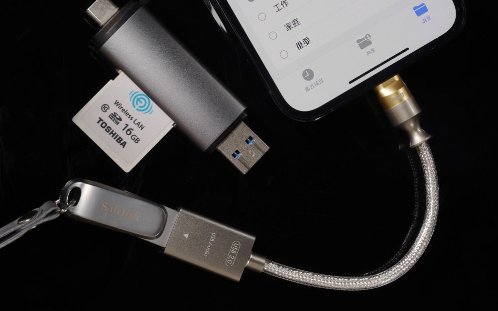 MFi07F connected to flash drive and iPhone with active Files App