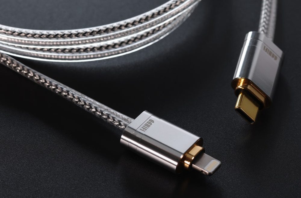 ddHiFi MFi09S cable closeup of Lightning and USB connectors