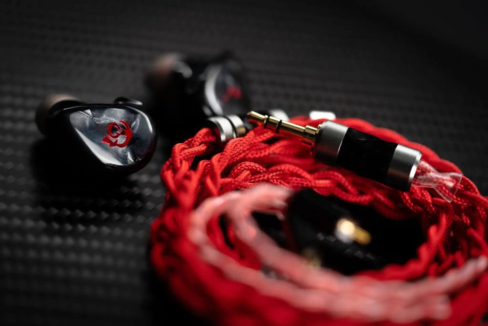 fatfreq x hbb deuce coiled blood cable highlighting 3.5mm plug