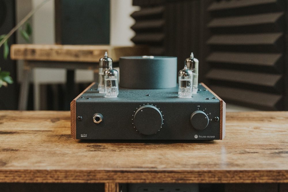 Feliks audio echo mk2 amp on wooden table