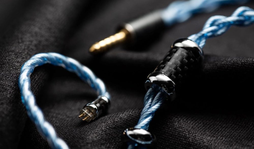 FATfreq Maestro Mini upgraded blue cable highlighting y-split and 2-pin connector