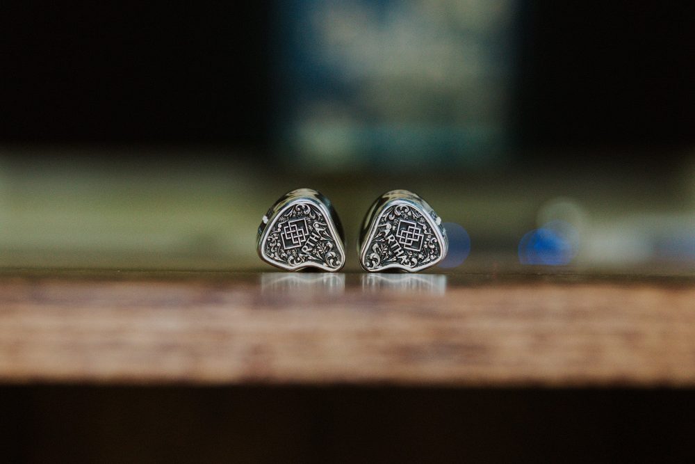 Flipears Artha argentum iem sitting on wooden table