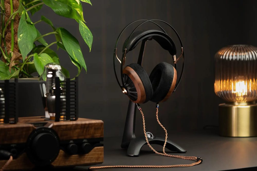 meze audio manta headphone stand with meze 109 pro